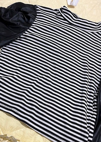 Deri Kollu Siyah Beyaz Çizgili Balıkçı Yaka Bluz - Görsel 5