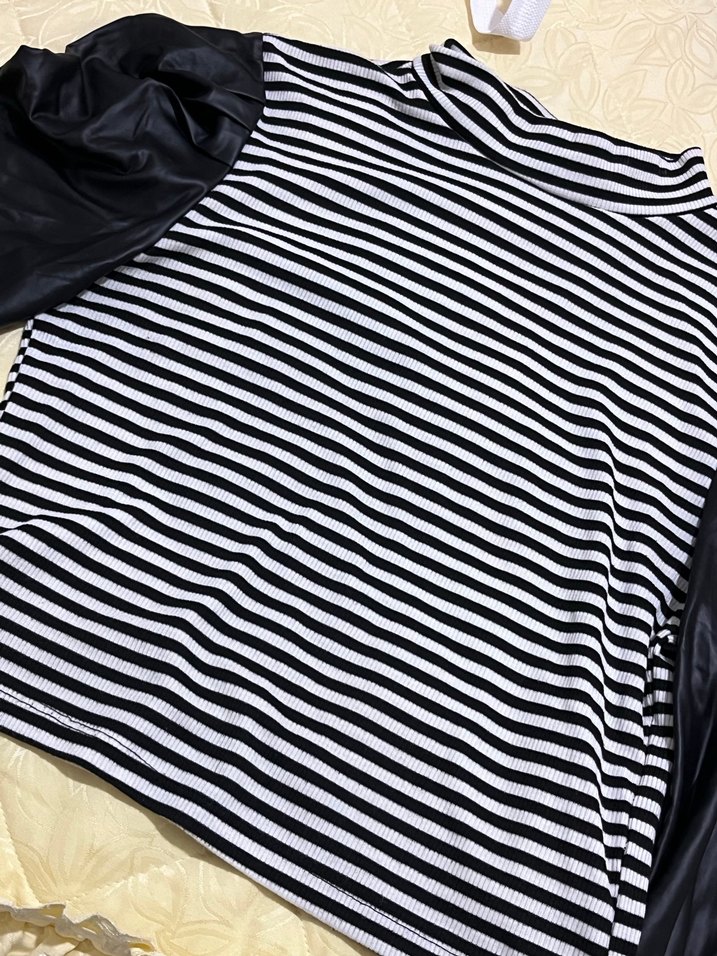 Deri Kollu Siyah Beyaz Çizgili Balıkçı Yaka Bluz - Görsel 5