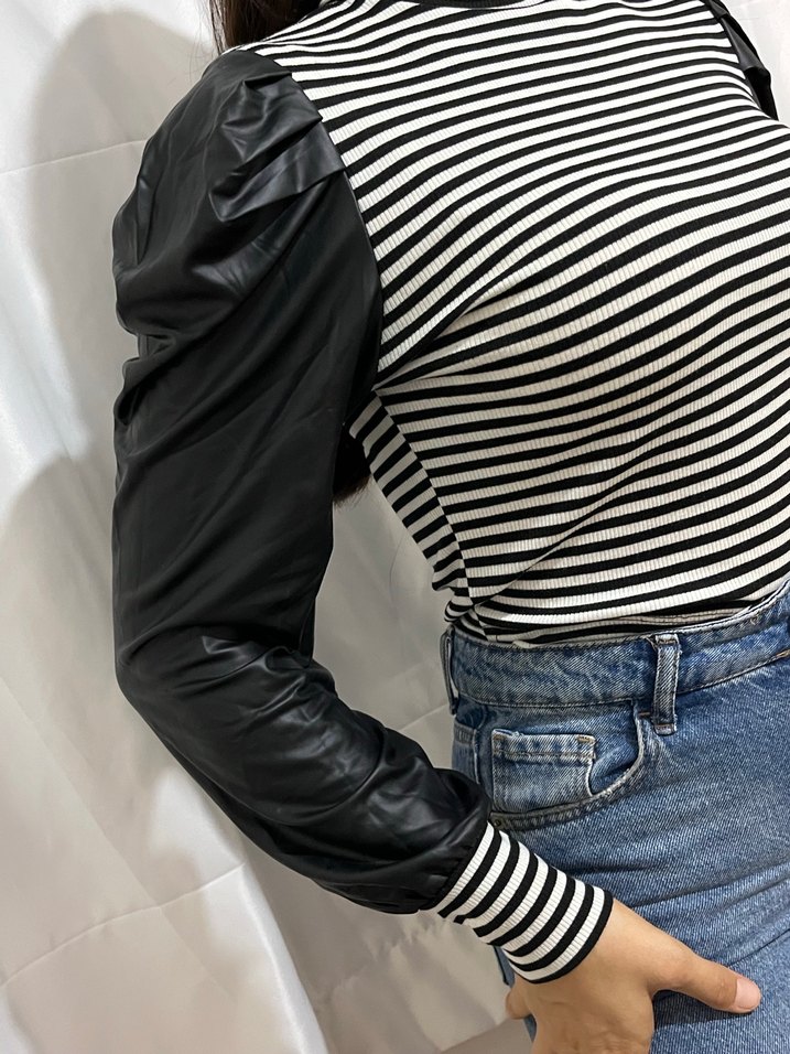 Deri Kollu Siyah Beyaz Çizgili Balıkçı Yaka Bluz - Görsel 2