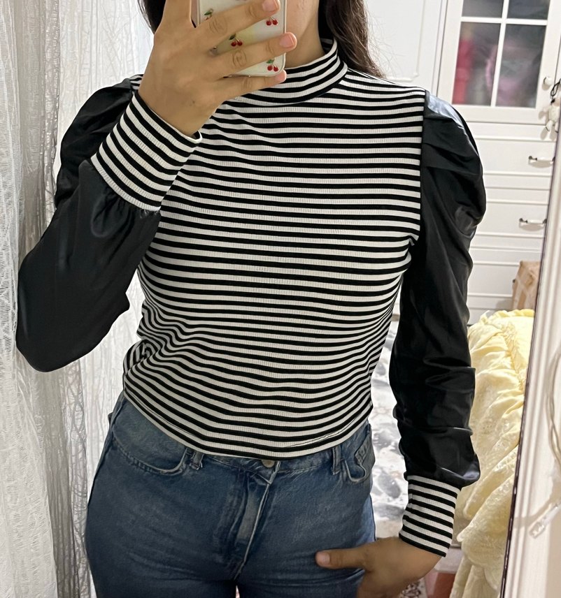 Deri Kollu Siyah Beyaz Çizgili Balıkçı Yaka Bluz - Görsel 4