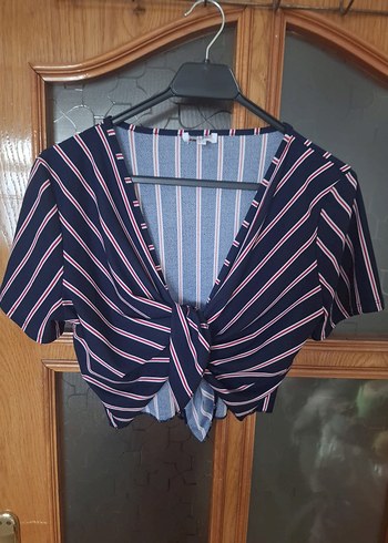 V Yaka Çizgili Kısa Bluz bağlamalı - Görsel 3