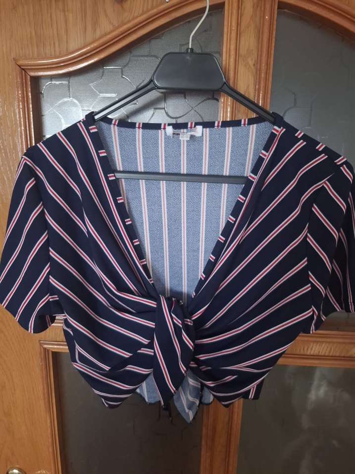 V Yaka Çizgili Kısa Bluz bağlamalı - Görsel 2