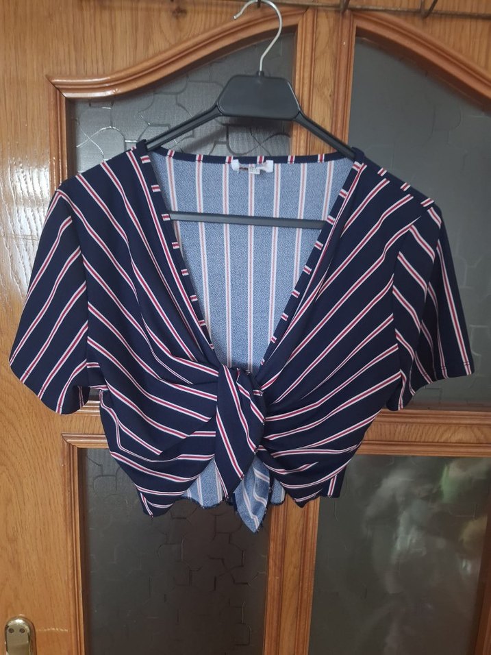 V Yaka Çizgili Kısa Bluz bağlamalı - Görsel 3