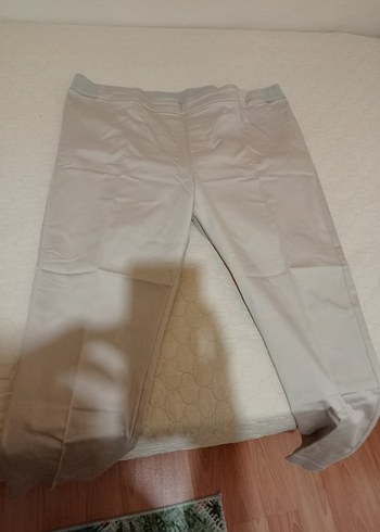 krem renk bılekte pantolon