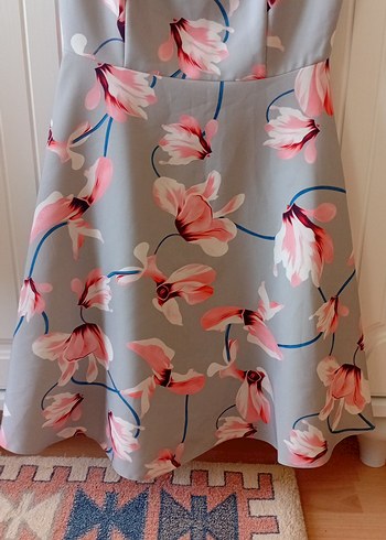 Gri Çiçek Desenli Straplez Midi Elbise - Görsel 3