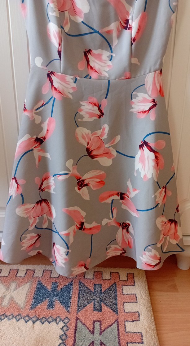 Gri Çiçek Desenli Straplez Midi Elbise - Görsel 3