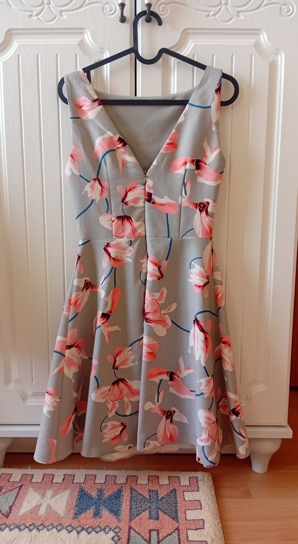 Gri Çiçek Desenli Straplez Midi Elbise - Görsel 4