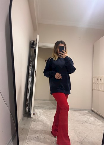 Kırmızı pantolon ve sweat - Görsel 2