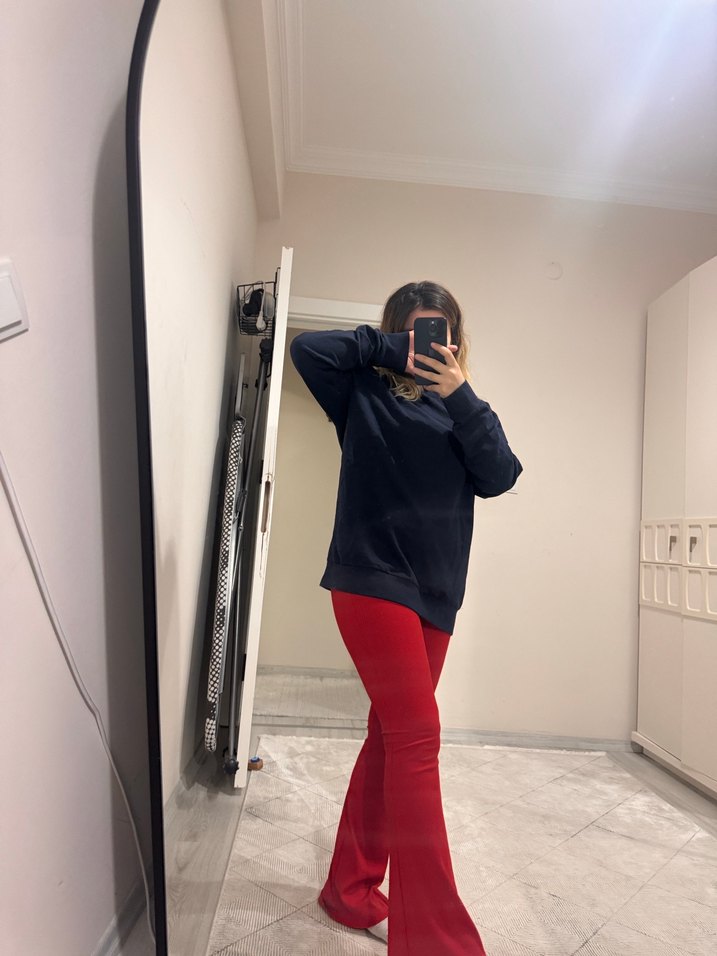 Kırmızı pantolon ve sweat - Görsel 4