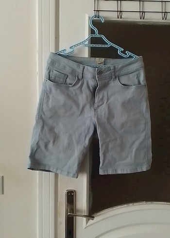 Gri Rahat Kesim Kemerli Denim Şort
