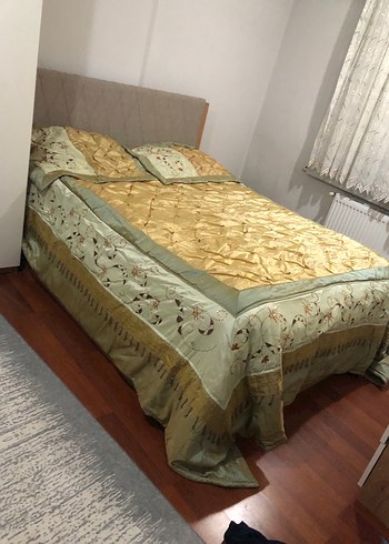İşlemeli Parlak Altın Renk Yatak Örtüsü - Görsel 2
