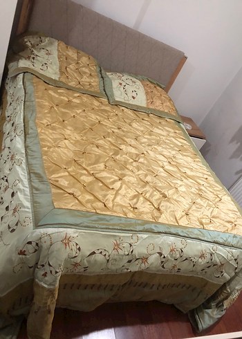 İşlemeli Parlak Altın Renk Yatak Örtüsü - Görsel 3