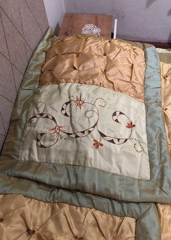 İşlemeli Parlak Altın Renk Yatak Örtüsü - Görsel 5