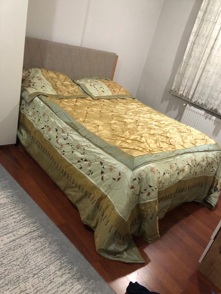 İşlemeli Parlak Altın Renk Yatak Örtüsü - Görsel 2