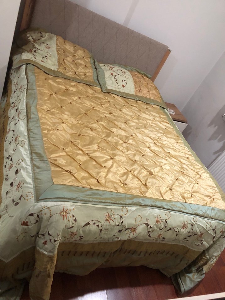 İşlemeli Parlak Altın Renk Yatak Örtüsü - Görsel 3