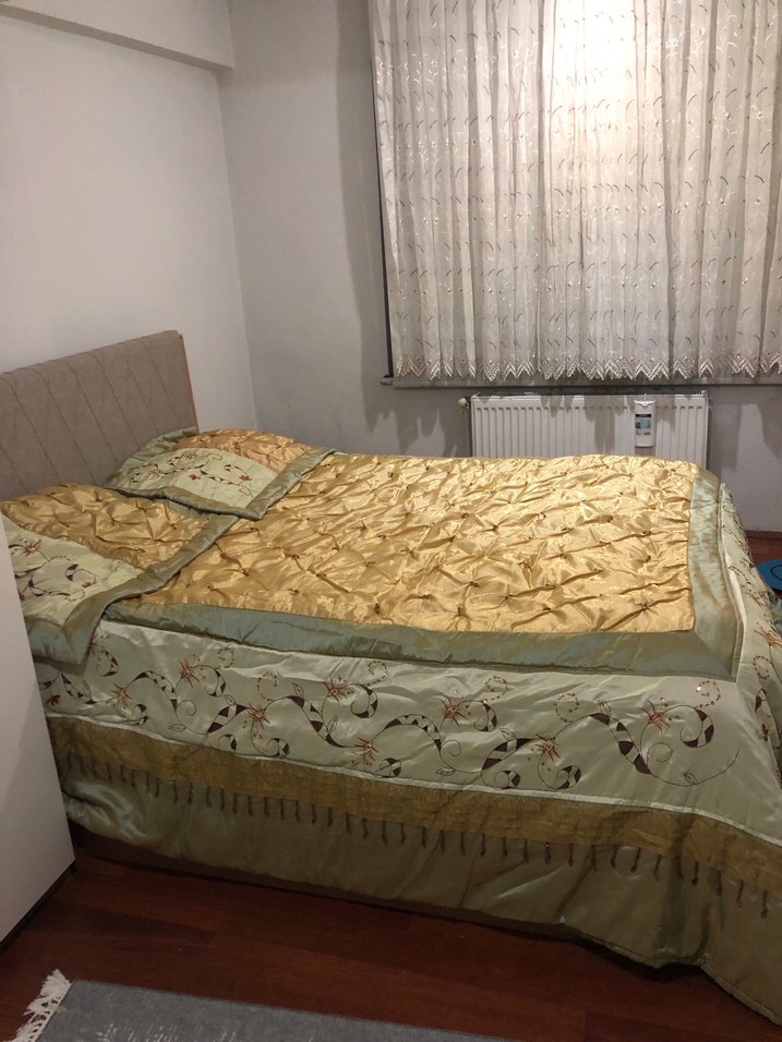 İşlemeli Parlak Altın Renk Yatak Örtüsü - Görsel 4