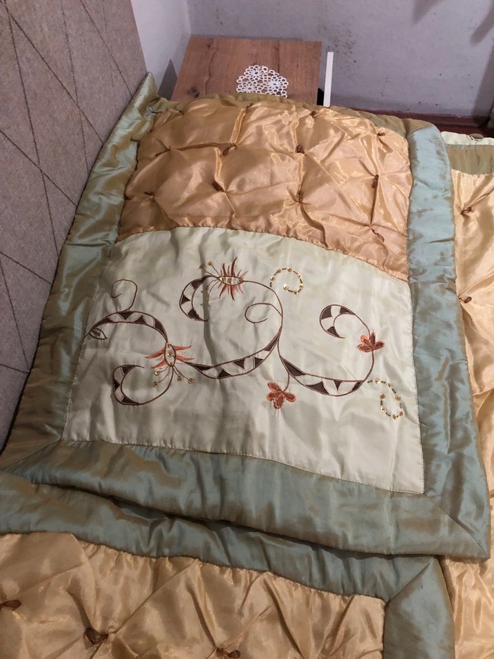 İşlemeli Parlak Altın Renk Yatak Örtüsü - Görsel 5