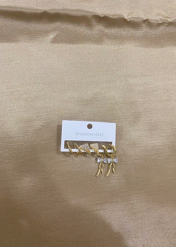 Altın Renkli Mini Sıralı Küpe Seti