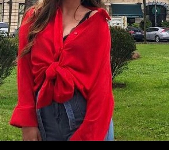 Kırmızı saten gömlek
