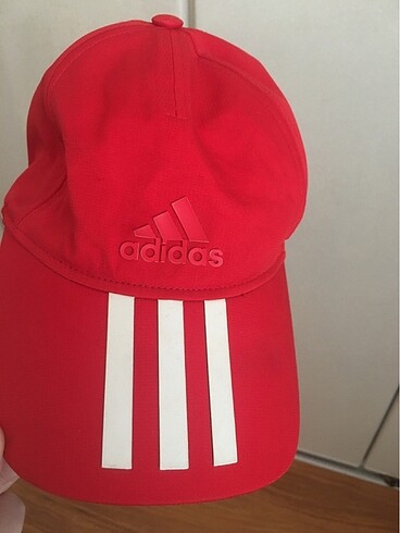 Kırmızı Adidas şapka