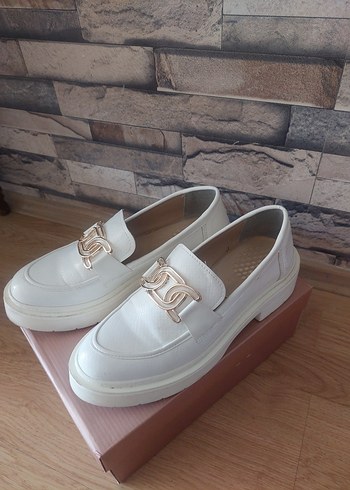 Beyaz Parlak Yılan Desenli Tokalı Kadın Loafer - Görsel 3