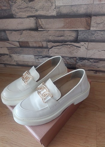 Beyaz Parlak Yılan Desenli Tokalı Kadın Loafer - Görsel 4