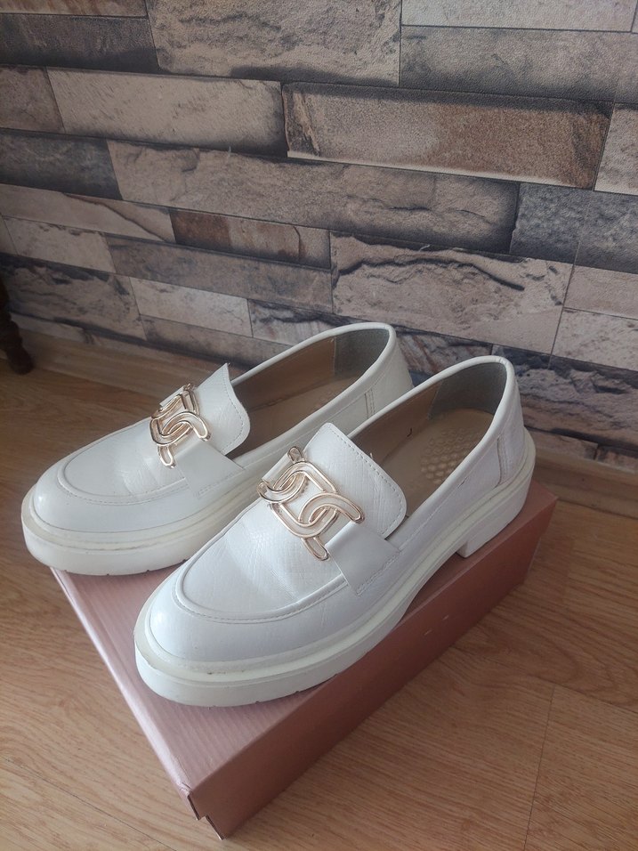 Beyaz Parlak Yılan Desenli Tokalı Kadın Loafer - Görsel 3