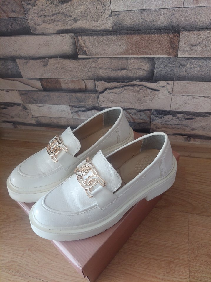 Beyaz Parlak Yılan Desenli Tokalı Kadın Loafer - Görsel 4