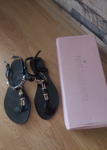 Siyah Parlak Tokalı Stiletto Topuklu Kadın Sandalet