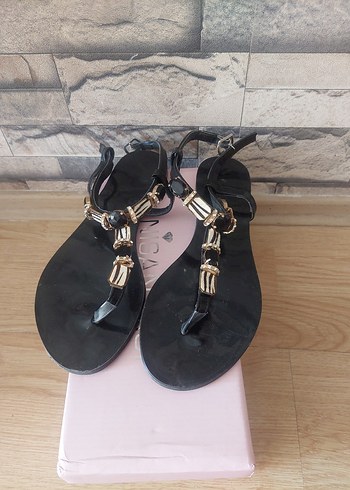 Siyah Parlak Tokalı Stiletto Topuklu Kadın Sandalet - Görsel 4