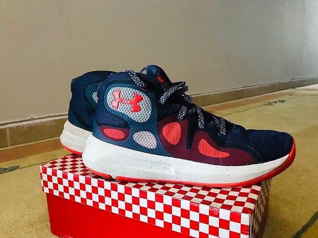 Under Armour 38,5 Numara Basketbol
