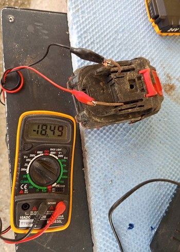 Kırmızı Şarjlı Batarya kasada kırıklar var - Görsel 4