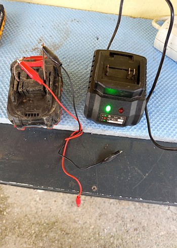 Kırmızı Şarjlı Batarya kasada kırıklar var - Görsel 2