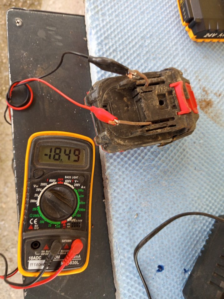 Kırmızı Şarjlı Batarya kasada kırıklar var - Görsel 4