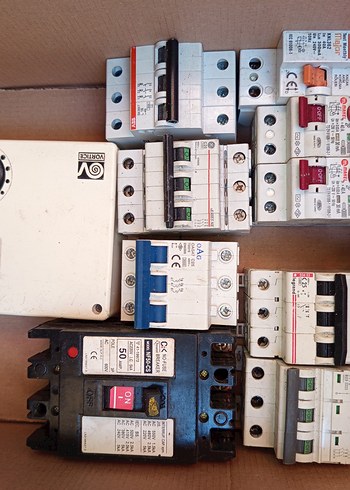 Beyaz Elektrik Devre Kesicileri Seti - Görsel 2