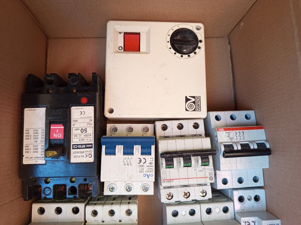 Beyaz Elektrik Devre Kesicileri Seti - Görsel 4