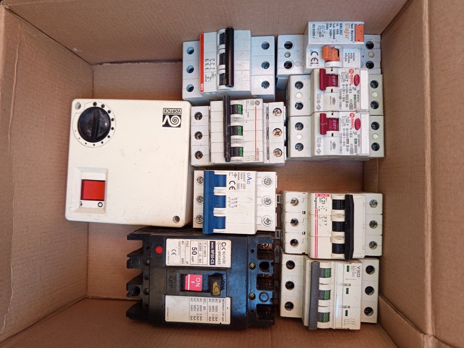 Beyaz Elektrik Devre Kesicileri Seti - Görsel 2