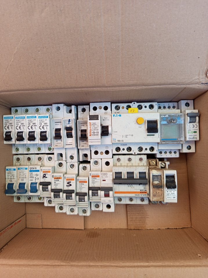 Beyaz Elektrik Devre Kesicileri Seti - Görsel 3