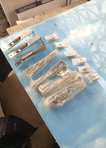 Mavi ve Gri Metal Kapı Mandalları ve Montaj Aparatları - Görsel 5