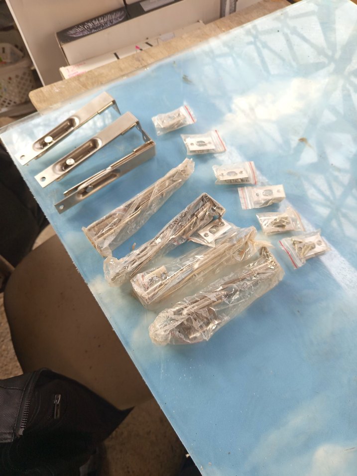 Mavi ve Gri Metal Kapı Mandalları ve Montaj Aparatları - Görsel 5