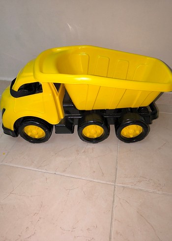 Sarı Renkli Oyuncak Kamyon
