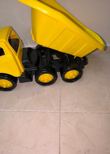 Beden Sarı Renkli Oyuncak Kamyon