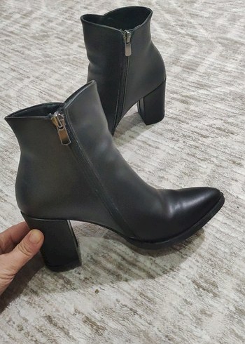 Siyah Deri Kadın Topuklu Bot - Görsel 2