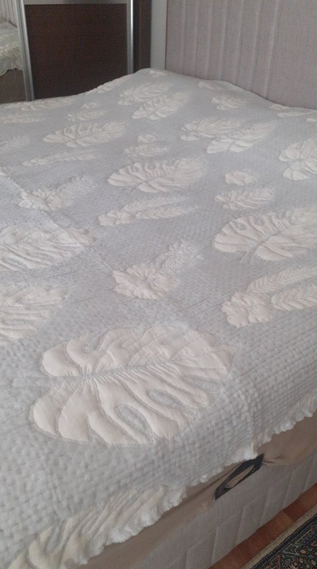 Gri Beyaz Nakışlı Yatak Örtüsü. - Görsel 3