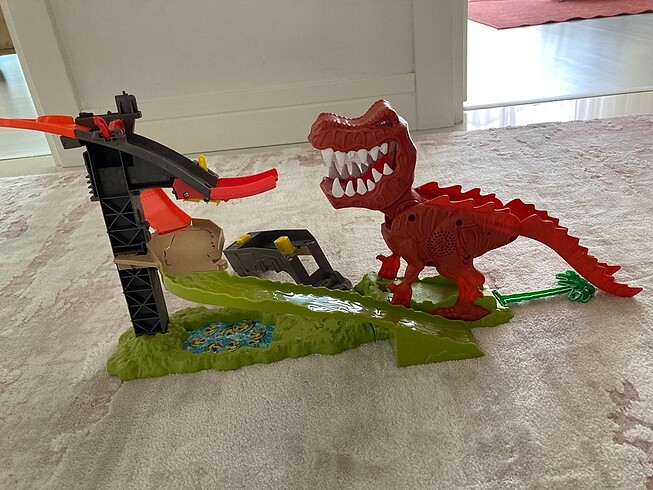 Hot wheels çılgın dinozor t-rex oyun seti