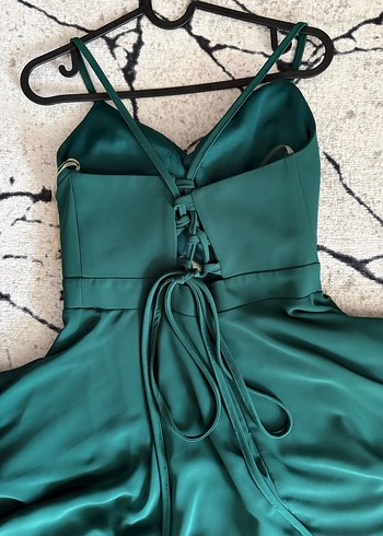 V Yakalı zümrüt yeşili Elbise - Görsel 4