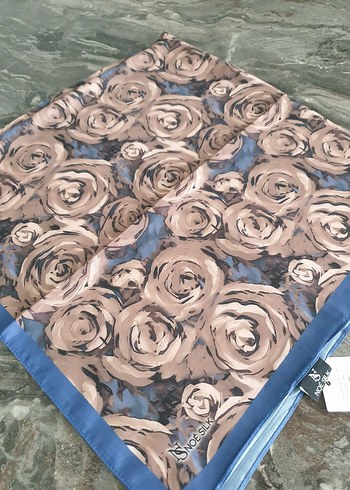 Kahverengi Gül Desenli Gri Kenarlı soft eşarp - Görsel 2