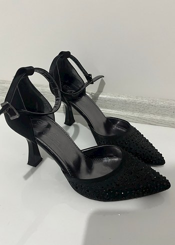 Taşlı siyah topuklu ayakkabı - Görsel 3