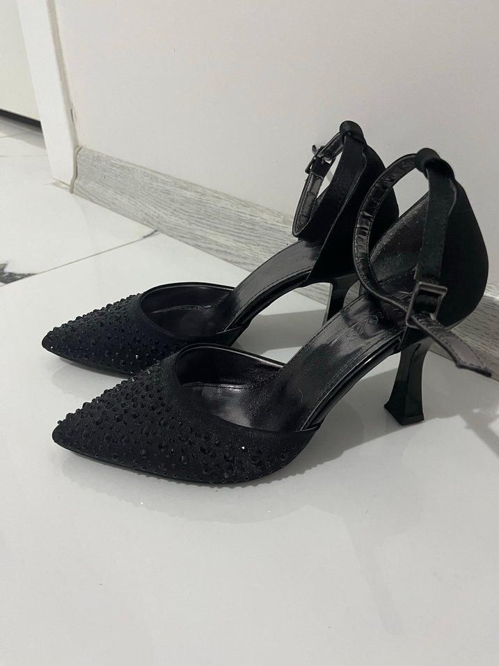 Taşlı siyah topuklu ayakkabı - Görsel 2