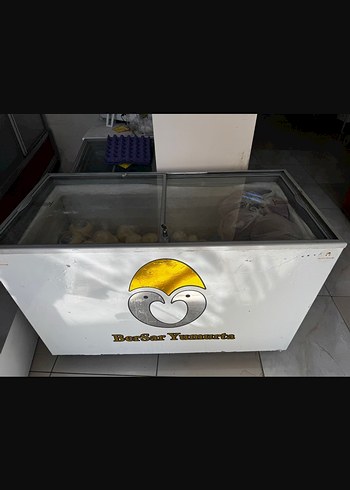 Beyaz ve Gri Cam Kapaklı Dondurucu